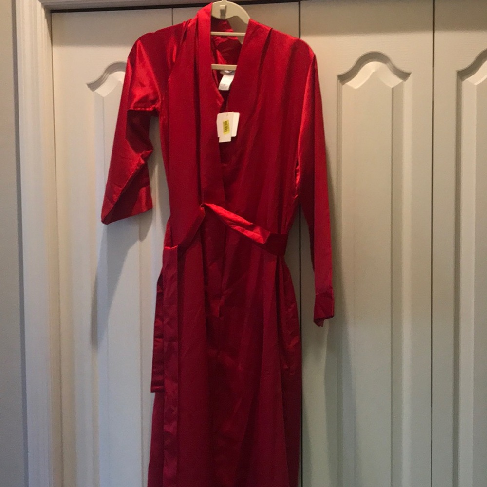 Red women’s robe. Sz Med. NWT